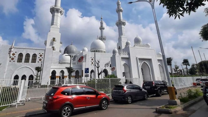 Sejumlah mobil diparkir di area parkir resmi di halaman Masjid Raya Sheikh Zayed, Solo, Jawa Tengah.