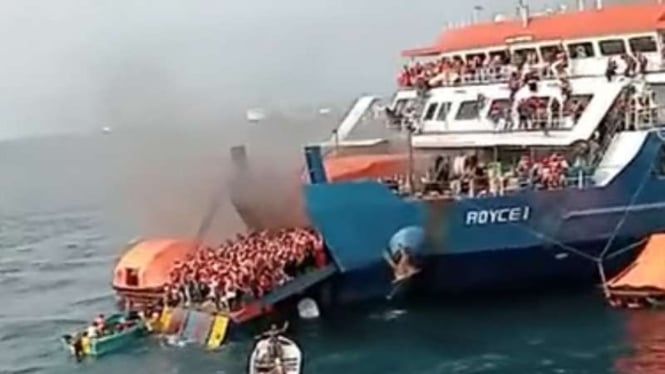 Proses evakuasi penumpang kapal KMP Royce 1 yang terbakar di perairan Merak