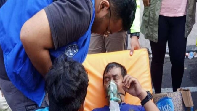 Petugas pemadam kebakaran Kota Malang nendapat pertolongan medis.