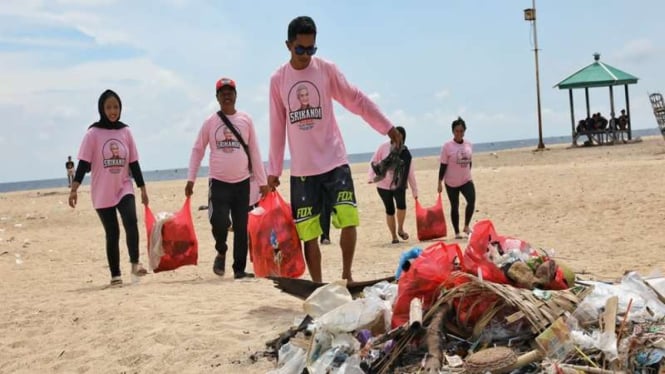 Aksi bersih-bersih di pantai Pulau Gili Ketapang.