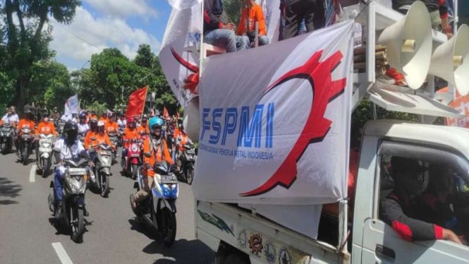 Buruh beraksi peringati May Day di Surabaya, Jatim.