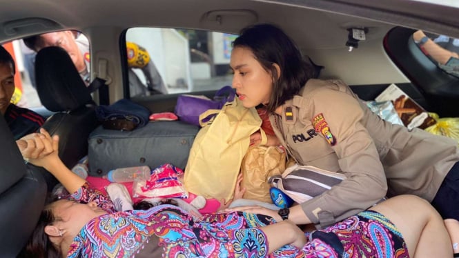 Petugas Polres Lampung Selatan evakuasi pemudik ibu hamil di Pelabuhan Bakauheni