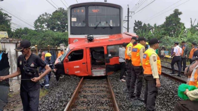Mobil angkot tertabrak KRL di antara Stasiun Depok-Citayam