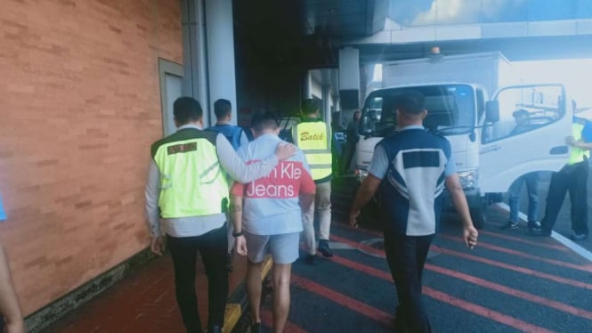 Petugas bandara Ngurah Rai Bali mengamankan Ricky, penumpang Super Air Jet yang mengaku membawa bom.