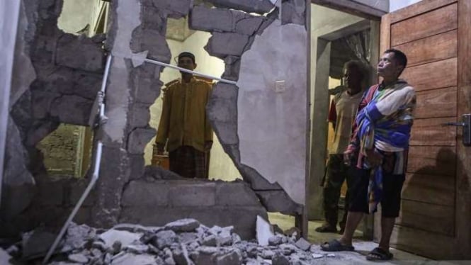 Warga menunjukkan rumah yang rusak akibat gempa di Pacarejo, Gunungkidul, Daerah Istimewa Yogyakarta, Sabtu, 1 Juli 2023.